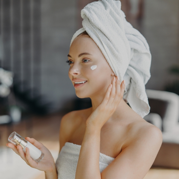 Morning vs. Night Skincare Routines : What’s The Difference?